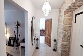 Labin, okolica, renovirana kamena kuća na mirnoj lokaciji, Labin, بيت
