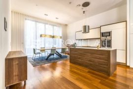 Cvjetni trg peterosoban prekrasno uređen stan, Zagreb, Flat