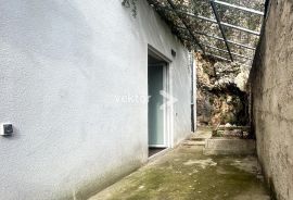 Belveder, uređen i namješten mali stan s okućnicom na korištenje, Rijeka, Stan