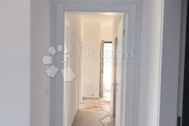 LUKSUZNI STAN S BAZENOM I VRTOM - 100M OD MORA, Zadar - Okolica, Wohnung