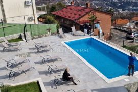 BREGI, 2SB+DB stan s terasom i pogledom na more, vanjskim bazenom i parkingom, Matulji, Appartamento