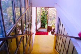 Vila na tri etaže sa voćnjakom od 580 m2 na Bukovcu!, Maksimir, Maison