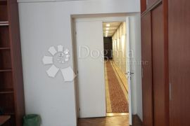 Poslovni prostor-kancelarije u zgradi sa liftom!, Rijeka, Propriété commerciale