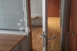 Poslovni prostor-kancelarije u zgradi sa liftom!, Rijeka, Propriété commerciale