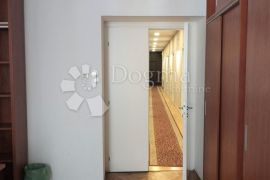 Poslovni prostor-kancelarije u zgradi sa liftom!, Rijeka, Propiedad comercial