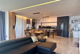 OPATIJA, CENTAR – luksuzna etaža od 300m2 u novogradnji s garažom, panoramski pogled na more, Opatija, شقة