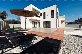 Kuća Prodaja novoizgrađene, moderne katnice sa bazenom u neposrednoj blizini mora, Pomer!, Medulin, Famiglia