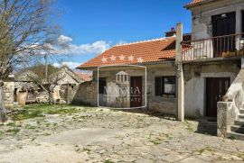 Pridraga - kamena kuća s više pomoćnih objekata! 359000€, Novigrad, Casa