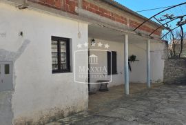 Pridraga - kamena kuća s više pomoćnih objekata! 359000€, Novigrad, Ev