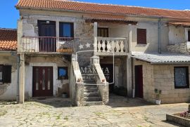 Pridraga - kamena kuća s više pomoćnih objekata! 359000€, Novigrad, Casa