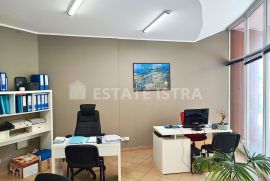 Poslovni prostor u poslovnoj zgradi - prizemlje - centar Pule, Pula, Propiedad comercial