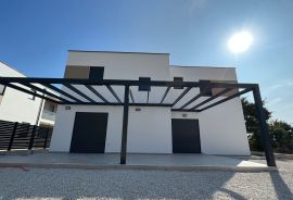 Novogradnja, moderna villa  na prodaju, Svetvinčenat, Istra, Svetvinčenat, Famiglia