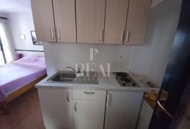 Vodice centar kuća u nizu 5 apartmana, Vodice, Casa