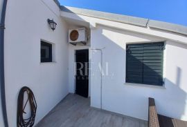 Vodice centar kuća u nizu 5 apartmana, Vodice, Famiglia