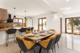 Istra,kuća  171m2,moderno opremljena,ljetna kuhinja!, Marčana, Famiglia