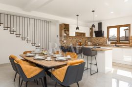 Istra,kuća  171m2,moderno opremljena,ljetna kuhinja!, Marčana, بيت