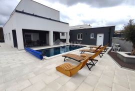 ISTRA, VODNJAN - Moderna villa 195m2, grijani bazen, sauna, jacuzzi, luksuzno namješten, Vodnjan, Дом