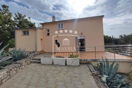 Maslenica - kvalitetna kuća katnica; otvoren pogled na more! 279000€, Jasenice, Casa