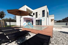 Pomer, impresivna novoizgrađena kuća sa bazenom, 200 m od mora, Medulin, Famiglia