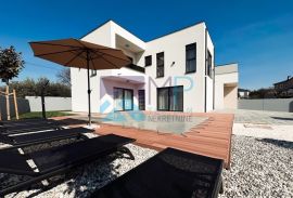 Pomer, impresivna novoizgrađena kuća sa bazenom, 200 m od mora, Medulin, Maison