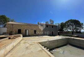 Barban, jug Istre, imanje sa kućom i 3 pomoćna objekta, Barban, Haus