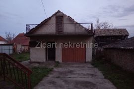 Kuca blizu centra sela, Stara Pazova, Kuća