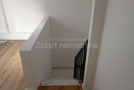 Novogradnja na poslednjem spratu, Zemun, Διαμέρισμα