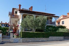 Apartmanska kuća na dobroj lokaciji, Novigrad, Istra, Novigrad, Famiglia