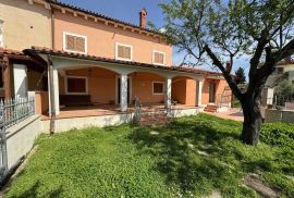Dvojna kuća sa odvojenim apartmanom na dobroj lokaciji, Premantura, Istra, Medulin, Famiglia