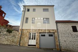 Zadar, Diklo - tipična dalmatinska kuća 120m2 u blizini mora! 255000€, Zadar, Famiglia