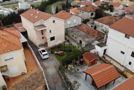 ZADAR, SMILJEVAC - Prostrana renovirana kuća s garažom, Zadar, Σπίτι