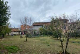 Kuća Prodaja dvojne kuće sa pomoćnim objektom (manja kuća) i zemljištem, Pula!, Pula, Famiglia