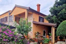 Kuća sa dva apartmana i restoranom, Banjole, Istra, Medulin, Дом
