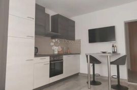 Prostran stan podijeljen u dva objekta, Split, Appartamento