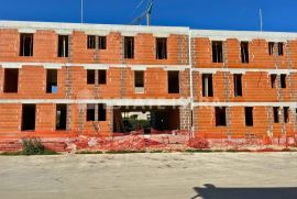 Prodaje se stan u izgradnji s velikim spremištem u Puli, Pula, Apartamento