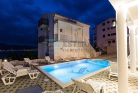 Kuća prodaja ČIOVO sa 7 apartmana i grijanim bazenom 150 m od mora, Trogir, Famiglia