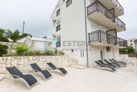 Kuća prodaja ČIOVO sa 7 apartmana i grijanim bazenom 150 m od mora, Trogir, Σπίτι
