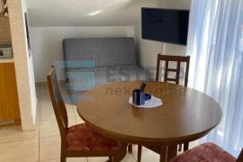 Kuća prodaja ČIOVO sa 7 apartmana i grijanim bazenom 150 m od mora, Trogir, Maison