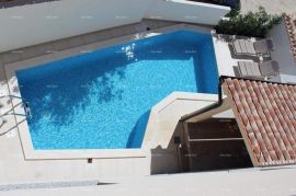 Kuća Prodaja apartmanske kuće sa bazenom i pogledom na more, Medulin!, Medulin, Famiglia
