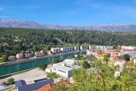 OBROVAC - Prostrana kuća s pogledom na rijeku Zrmanju: idealna prilika za investiciju, Obrovac, Kuća