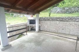 GORSKI KOTAR, LIČ - samostojeća kuća s garažom i okućnicom blizu jezera u Fužinama! PRILIKA!, Fužine, House