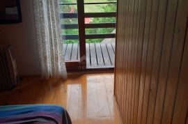 GORSKI KOTAR, LIČ - samostojeća kuća s garažom i okućnicom blizu jezera u Fužinama! PRILIKA!, Fužine, Maison