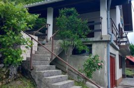 GORSKI KOTAR, LIČ - samostojeća kuća s garažom i okućnicom blizu jezera u Fužinama! PRILIKA!, Fužine, Maison
