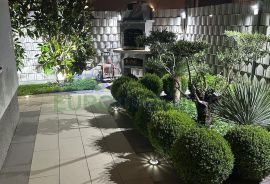 Atraktivan manji stan s bazenom i vrtom, ukupno 200 m2, Trogir, Trogir, Appartement