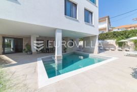 Trogir, luksuzna vila s bazenom, NKP 368 m2, Okrug, Kuća