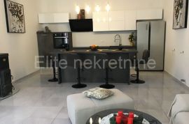 Vrbnik, Risika - prekrasna kuća sa 3 apartmana!, Vrbnik, Σπίτι