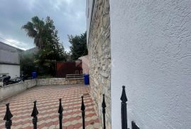 ISTRA, MEDULIN- Kuća sa dva stana + parking + pogled more!!, Medulin, بيت