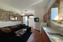 ISTRA, MEDULIN- Kuća sa dva stana + parking + pogled more!!, Medulin, Famiglia