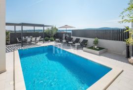 Medulin moderna villa 200m od mora sa pogledom na more i odvojenim stanom,bazen, jacuzzi !, Medulin, Casa