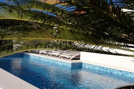 Trogir - uređena apartmanska kuća sa bazenom i teretanom, 350 m2, Trogir, Famiglia